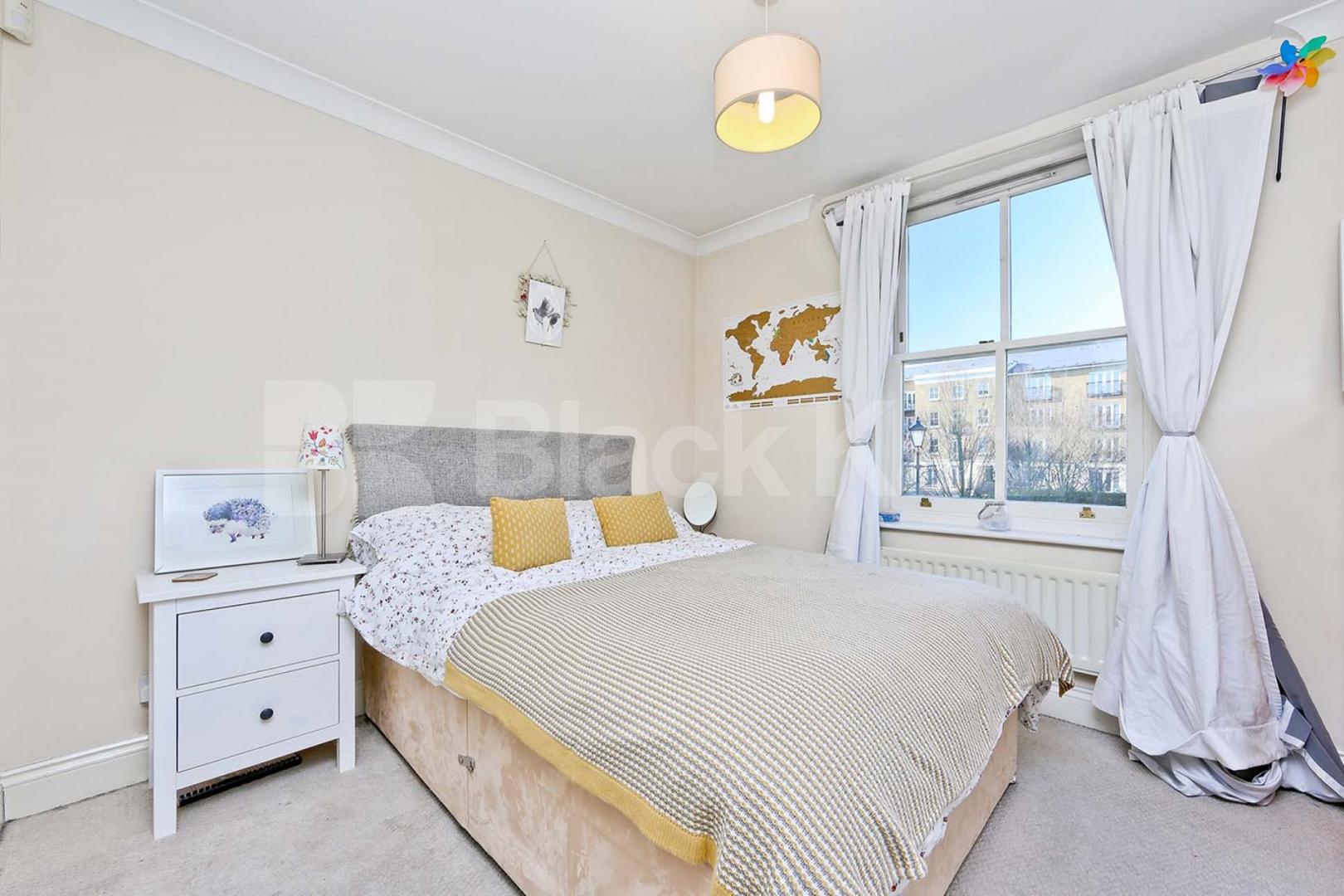 Beautiful apartment, over looking tranquil gardens & private parking   Russell Lodge. Spurgeon Street, London Bridge